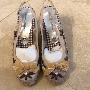 BEVERLY FELDMAN EMBROIDERED WEDGE HEELS SZ 7.5